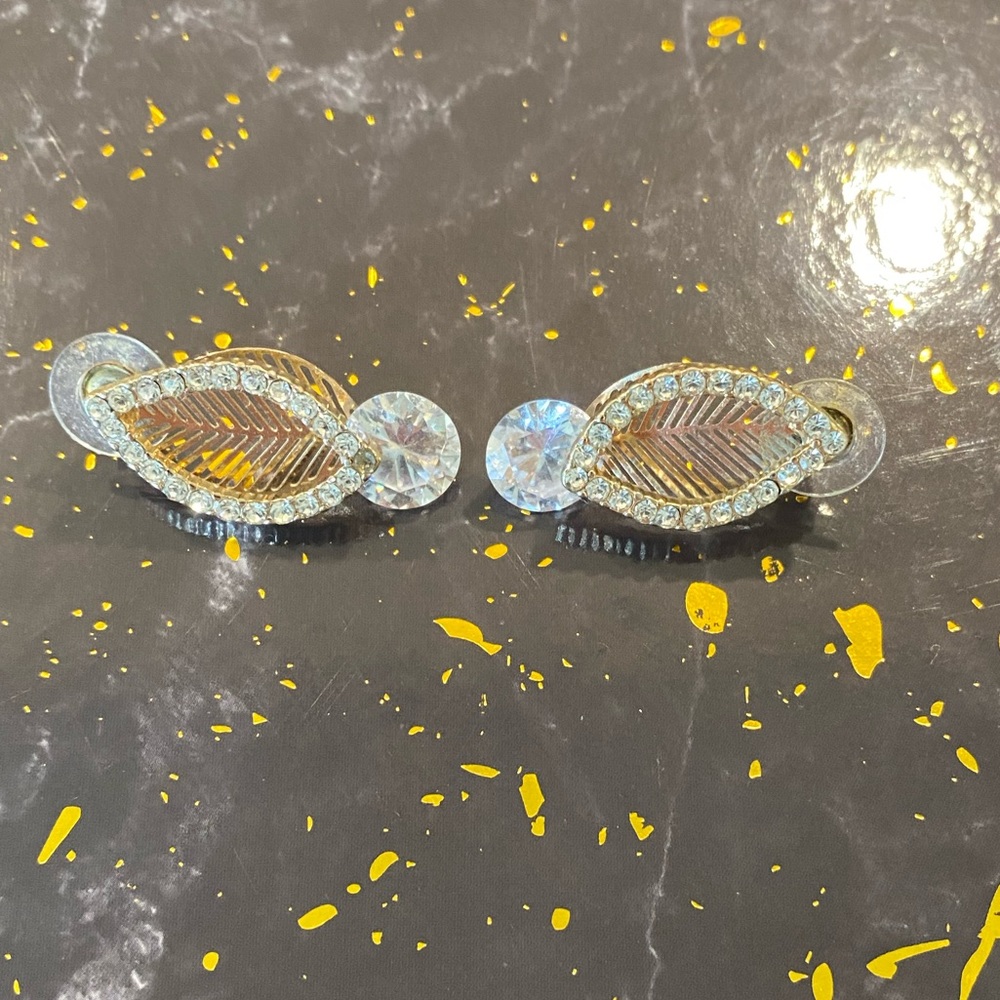 ✨Leaf Shaped Zirconium Earrings✨